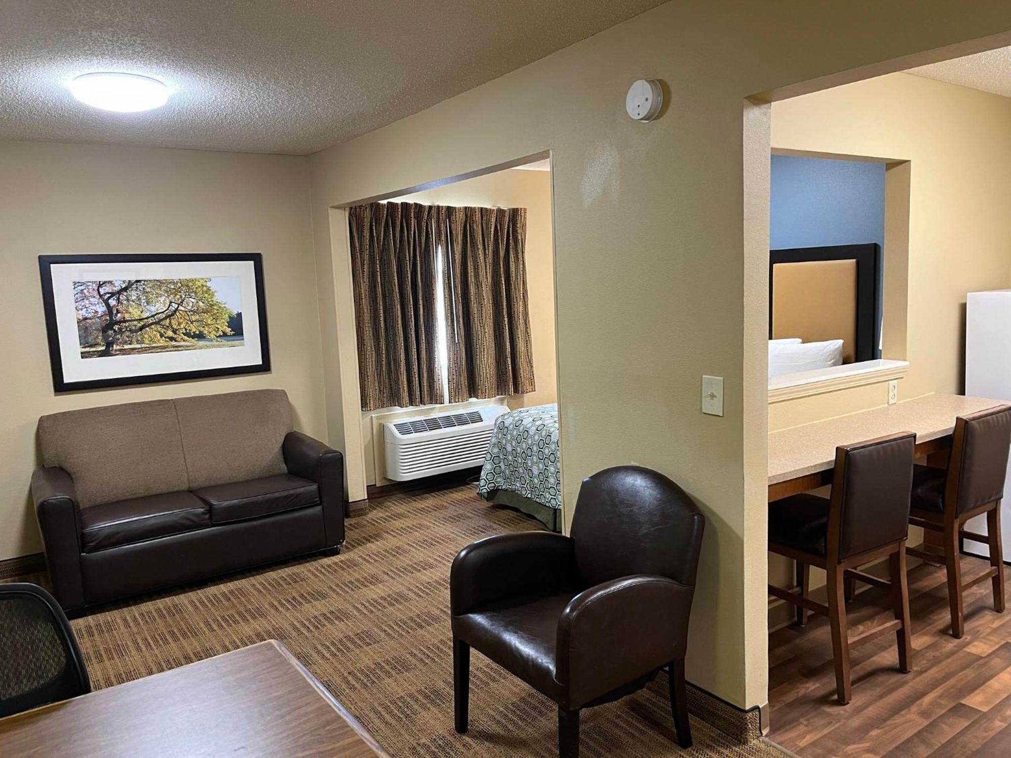 Hometowne Studios And Suites By Red Roof Greensboro Esterno foto