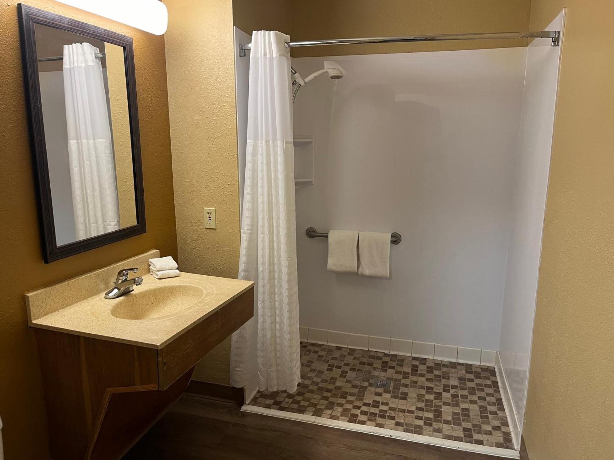 Hometowne Studios And Suites By Red Roof Greensboro Esterno foto