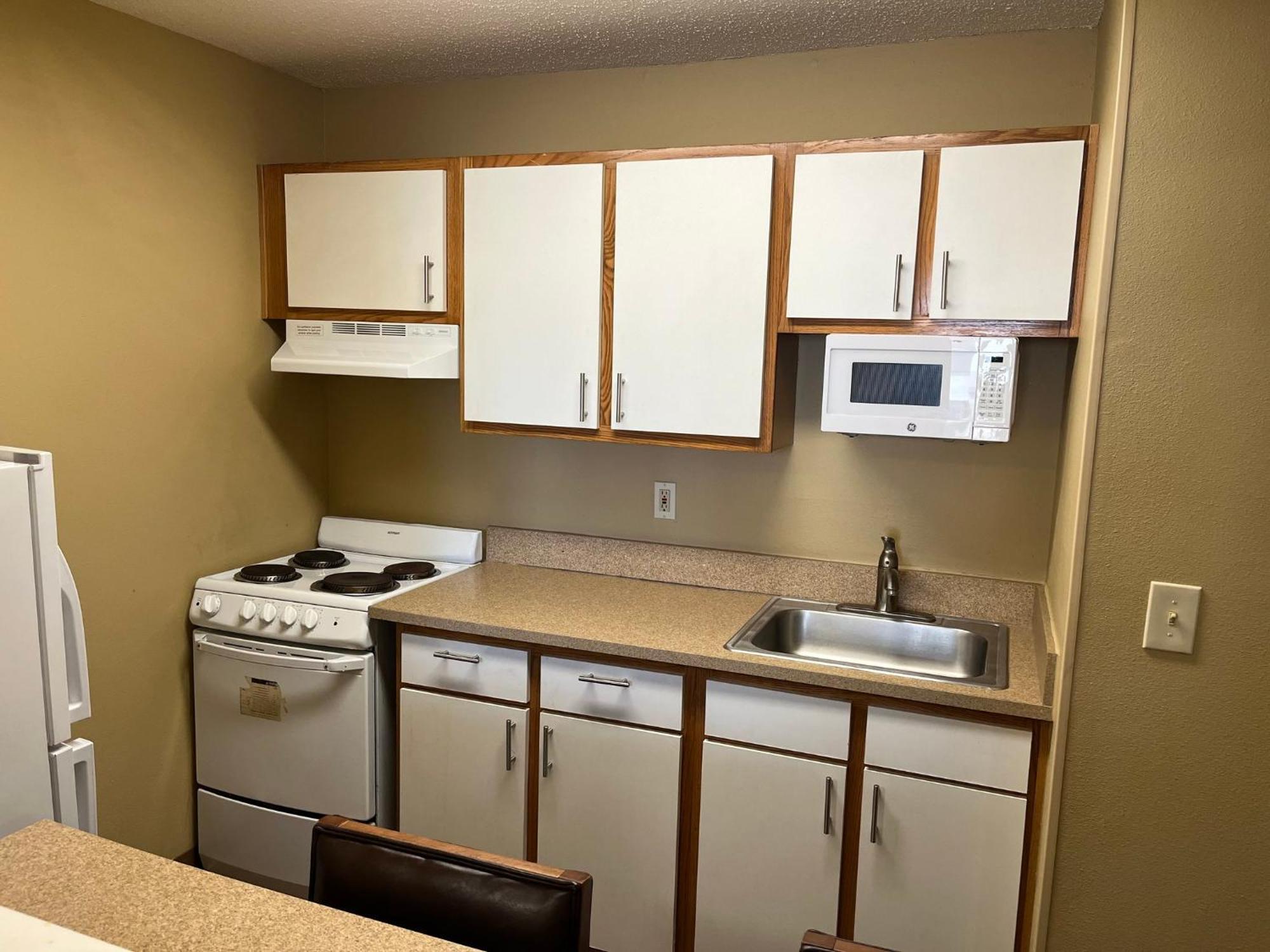 Hometowne Studios And Suites By Red Roof Greensboro Esterno foto
