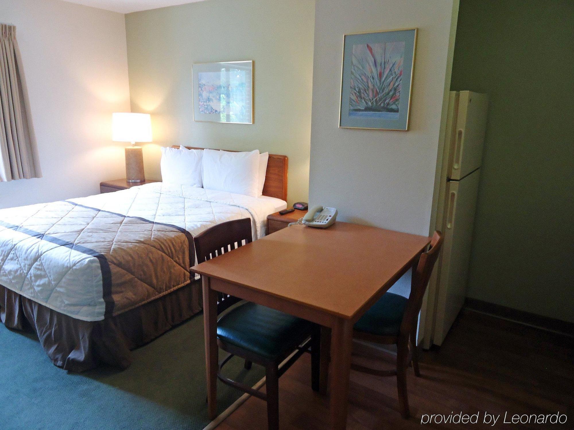 Hometowne Studios And Suites By Red Roof Greensboro Esterno foto