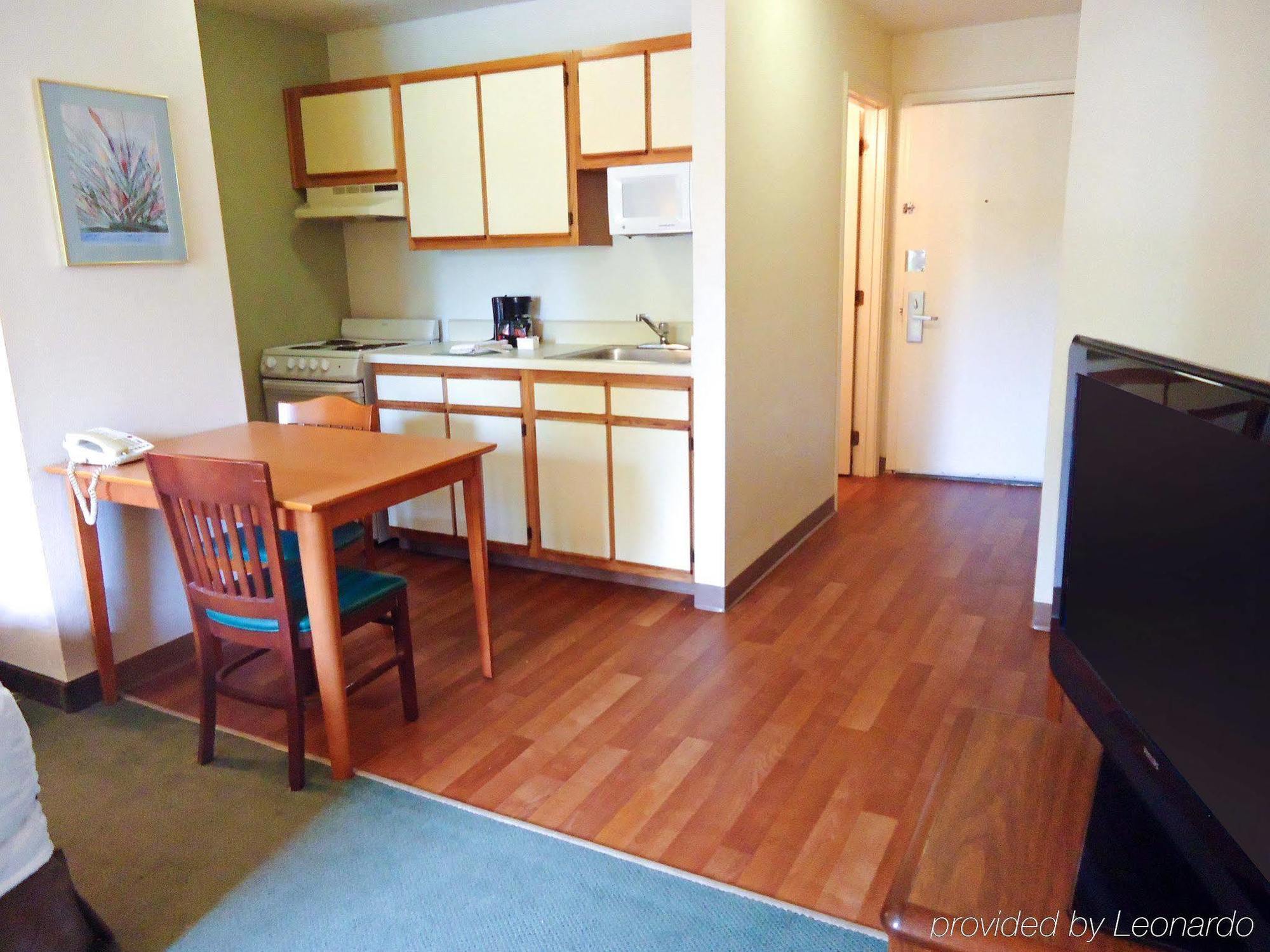 Hometowne Studios And Suites By Red Roof Greensboro Esterno foto
